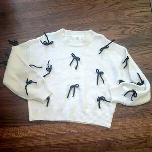 Luna Ivy 3D Applique Bow Crew Neck Ultra Soft Pullover Sweater,S,Cream/Blk